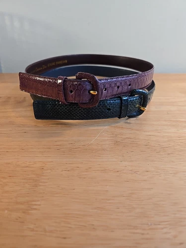 Paire de ceintures vintage Christian Dior en peau de serpent. Vert et prune. Taille Medium
