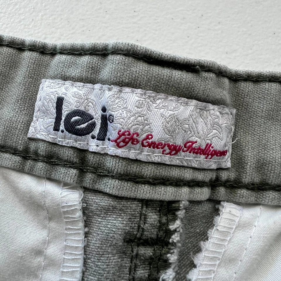 L.e.i Cargo Shorts Women's 7 (31 W) Green Denim Stretch Low-Rise Utility Pockets - Image 3 of 4