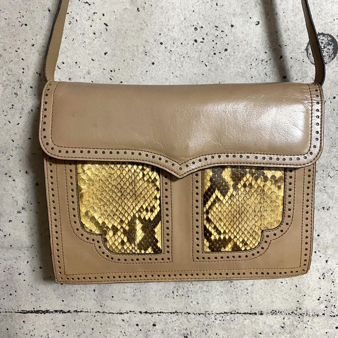 Borsa a tracolla YSL in pelle beige 26x20x9 cm con una tracolla usata Saint Laurent