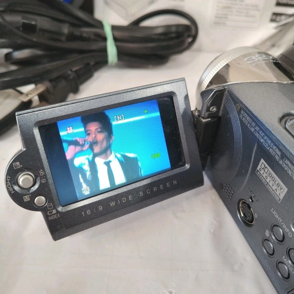 JVC Everio GZ-MG27U 20GB Camcorder Video Camera and  CD Burner with Accessories - Image 3 of 4