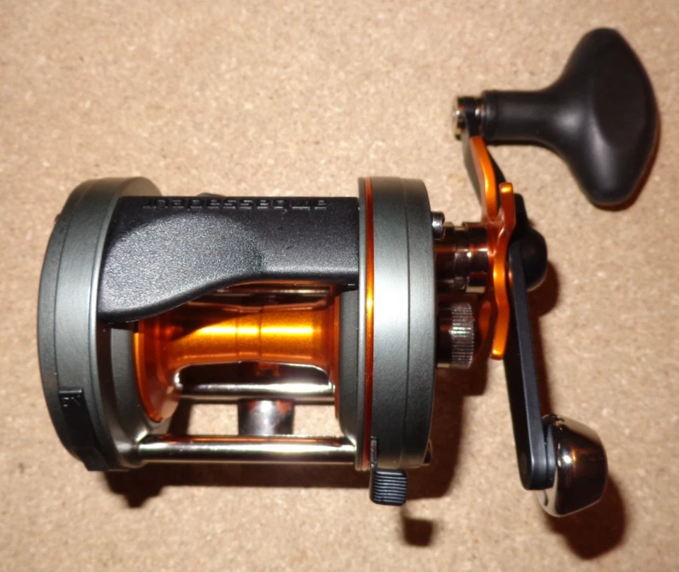 Nuevo Carrete especial de lanzamiento de cebo Abu Garcia Ambassadeur Classic 6500 C3 Catfish Foto 2 de 4