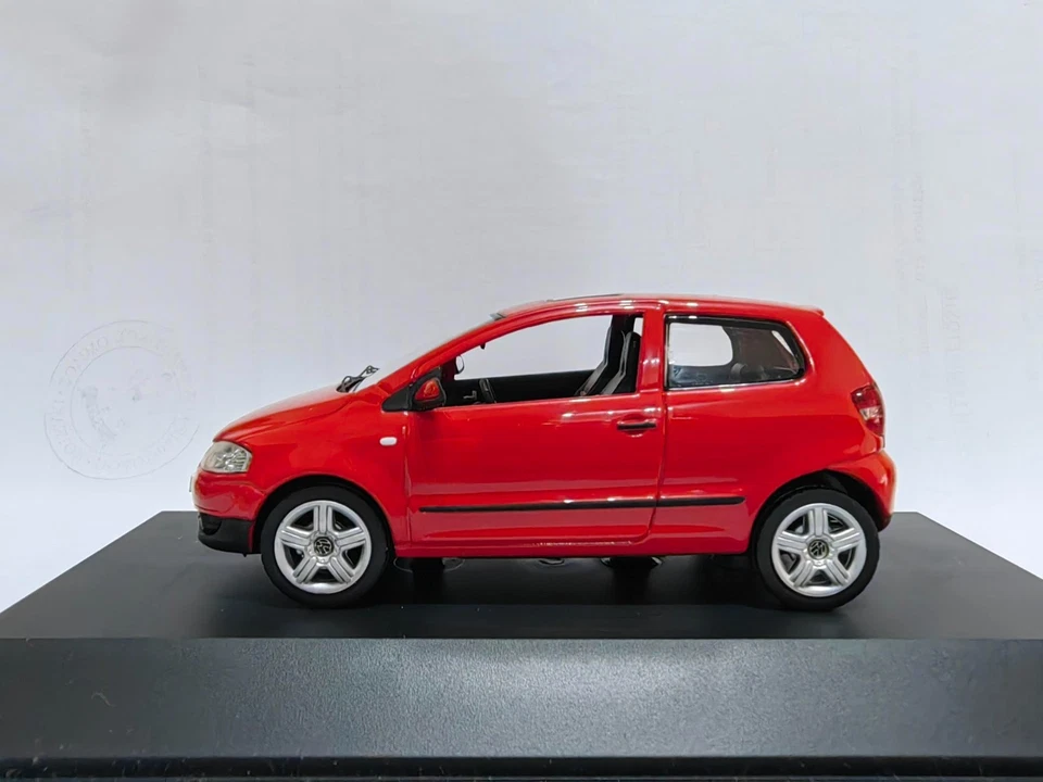 VW FOX rojo escala 1/43 Foto 2 de 4