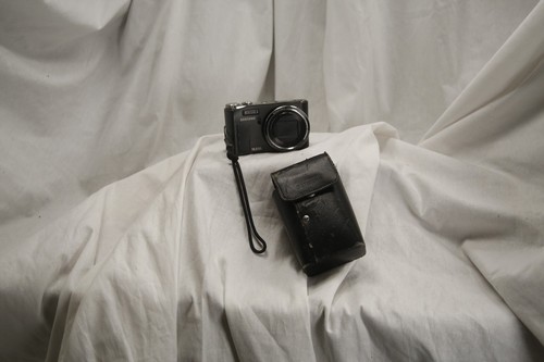 Samsung, camera, digital VLUUWB500(B), and black case, wrist strap - Picture 10 of 12