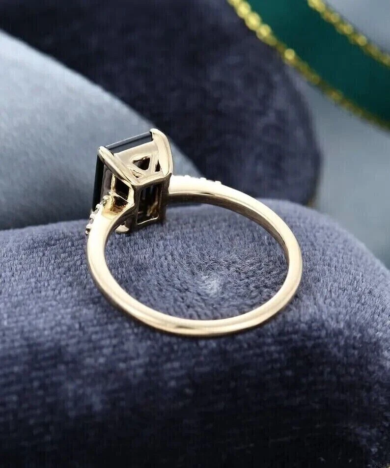 Impresionante anillo para mujer corte esmeralda diamante negro simulado enchapado en oro amarillo de 14K Foto 3 de 4