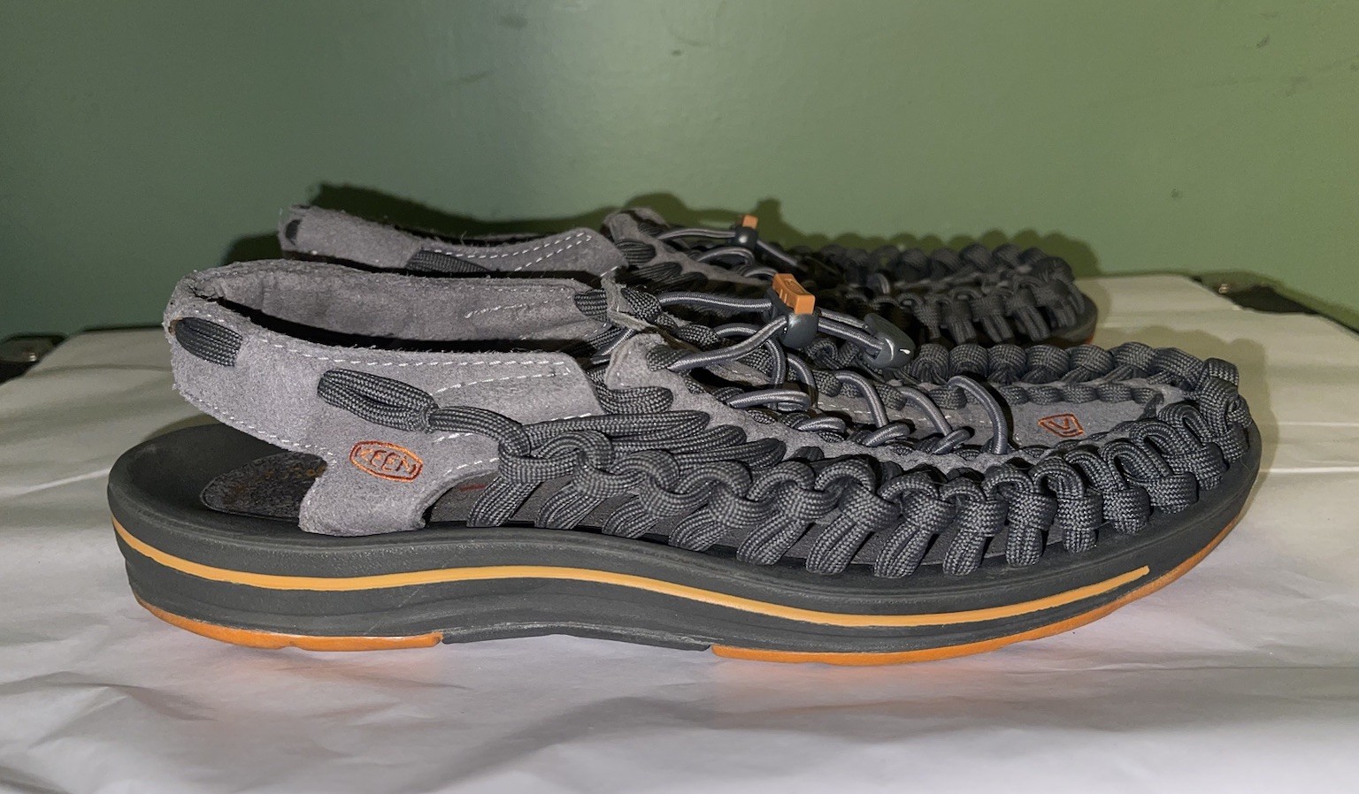 Sandali sportivi acquatici Keen UNEEK da uomo taglia 9 5 10 elasticizzati intrecciati grigi