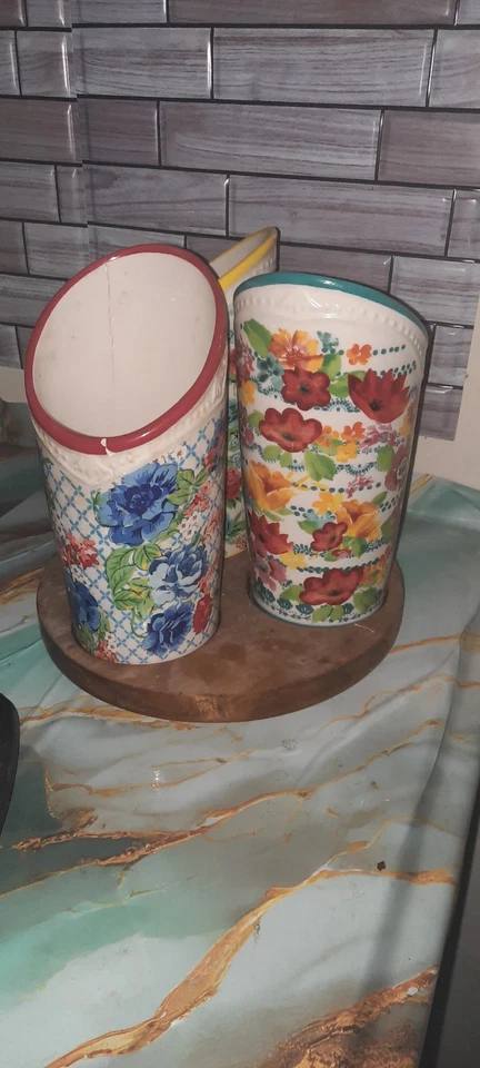 Soporte para utensilios de cerámica The Pioneer Woman floral medley de 3 compartimentos base de madera Foto 2 de 3