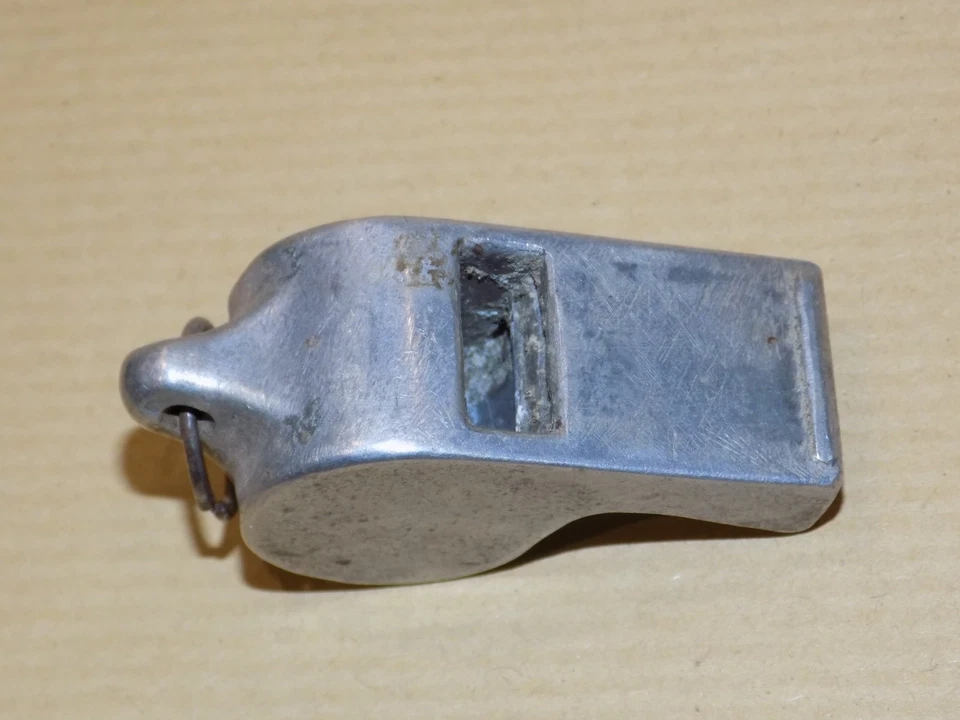 ANCIEN SIFFLET EN ALUMINIUM - Photo 2/3