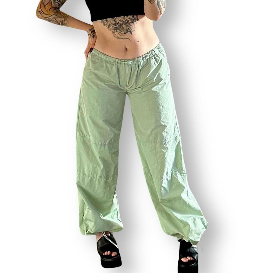 Mint green parachute pants with a light crinkle texture and a soft sheen sz S