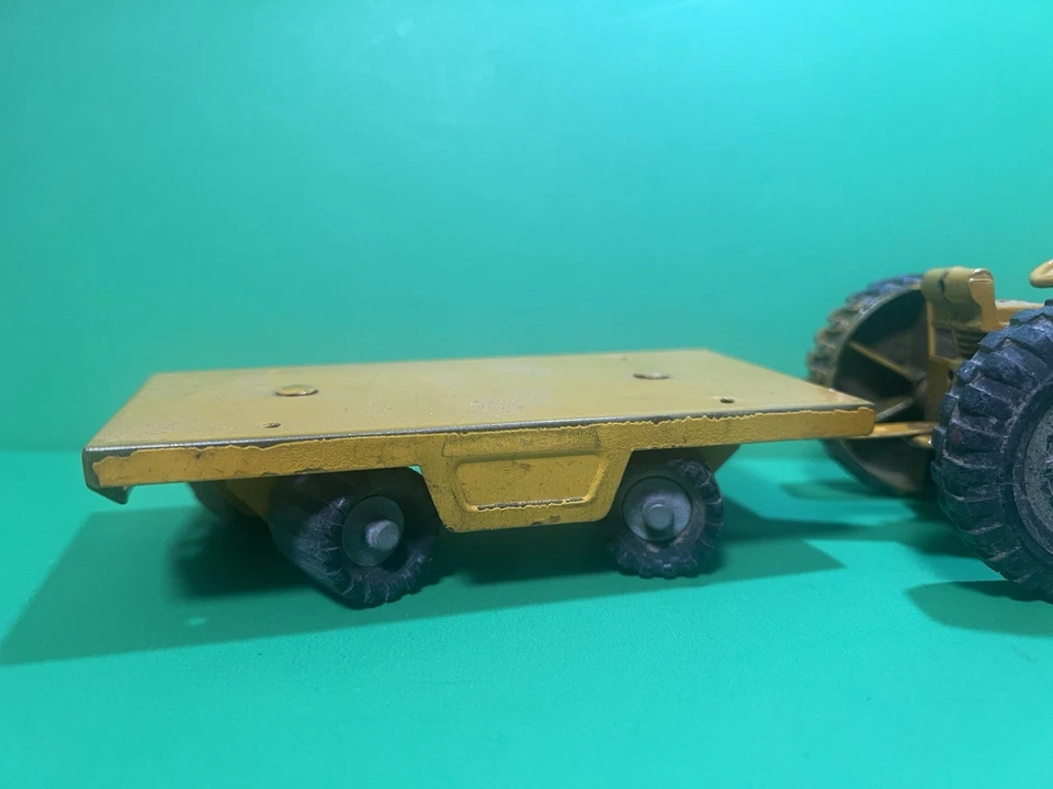 Trator de brinquedo vintage Hubley Farmall H com reboque de cama plana de 4 rodas - Imagem 4 de 4