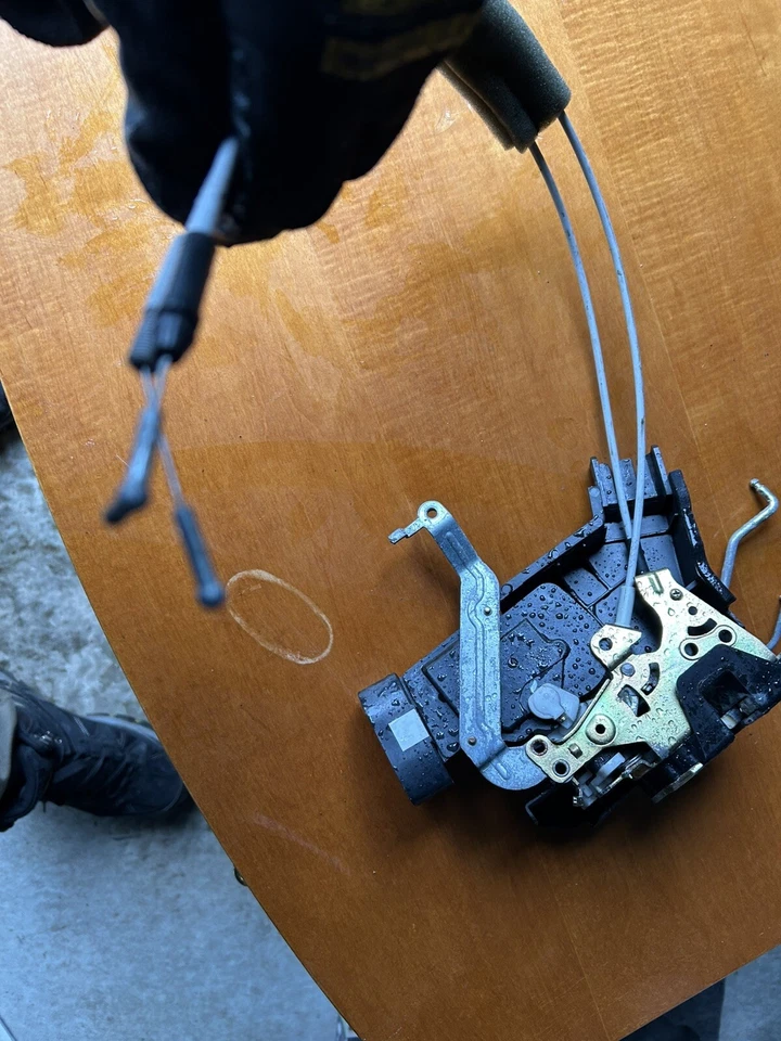 Atuador de trava de porta direita passageiro dianteiro Toyota Sequoia 2001-2007 fabricante de equipamento original - Imagem 4 de 4