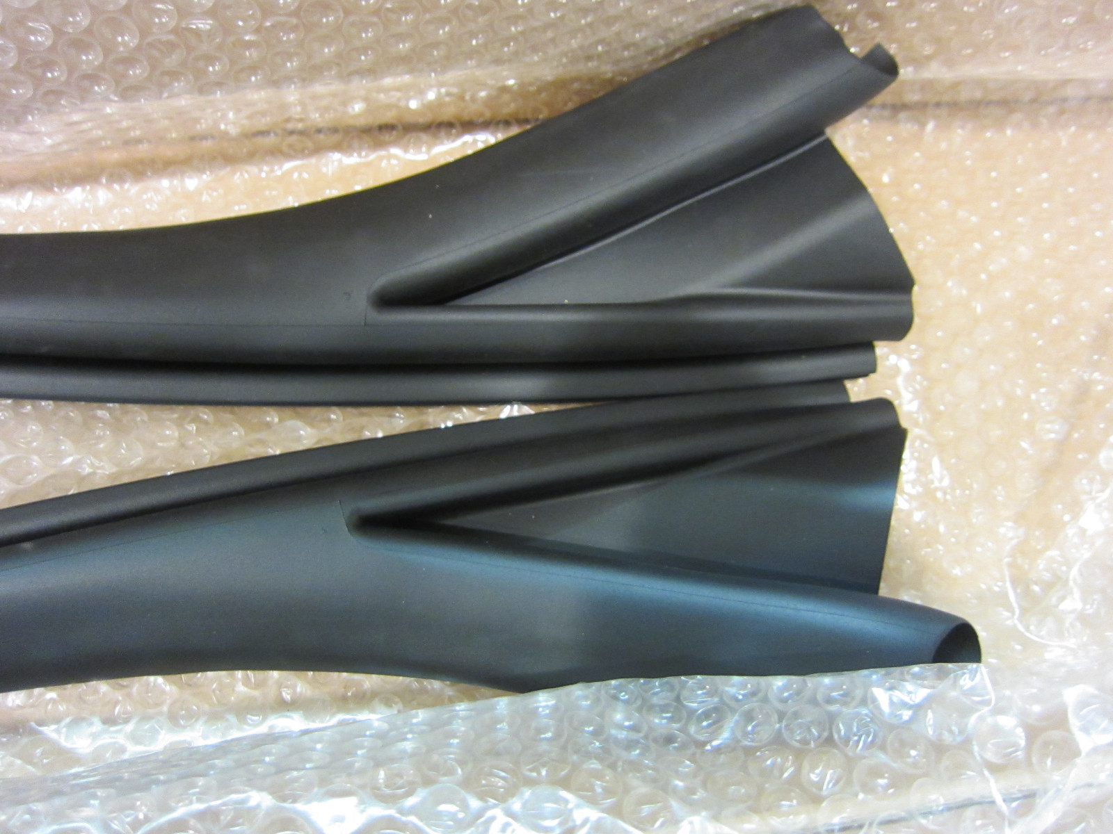 Maserati GranCabrio. Windscreem Upper Gasket.(NEW) Part# 83078100