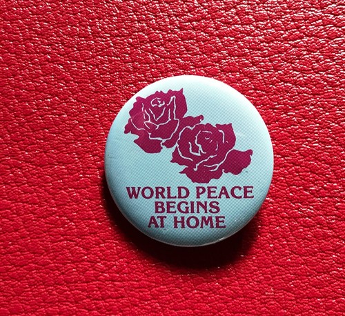 Original Vintage Pinback Button « World Peace Begins at Home » Roses #n2 - Picture 2 of 5