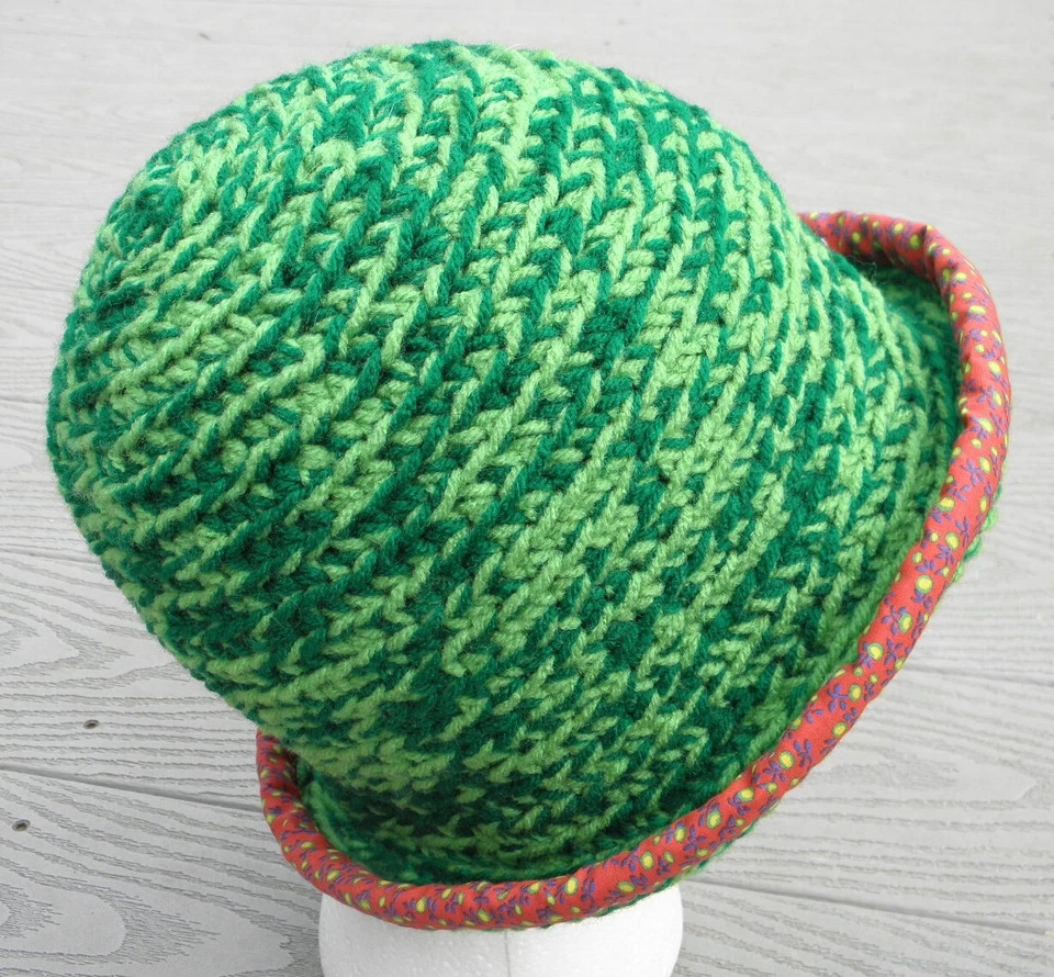 Cloche de ganchillo de tonos verdes en contraste tamaño más pequeño - Hecho a mano por Michaela Foto 3 de 4