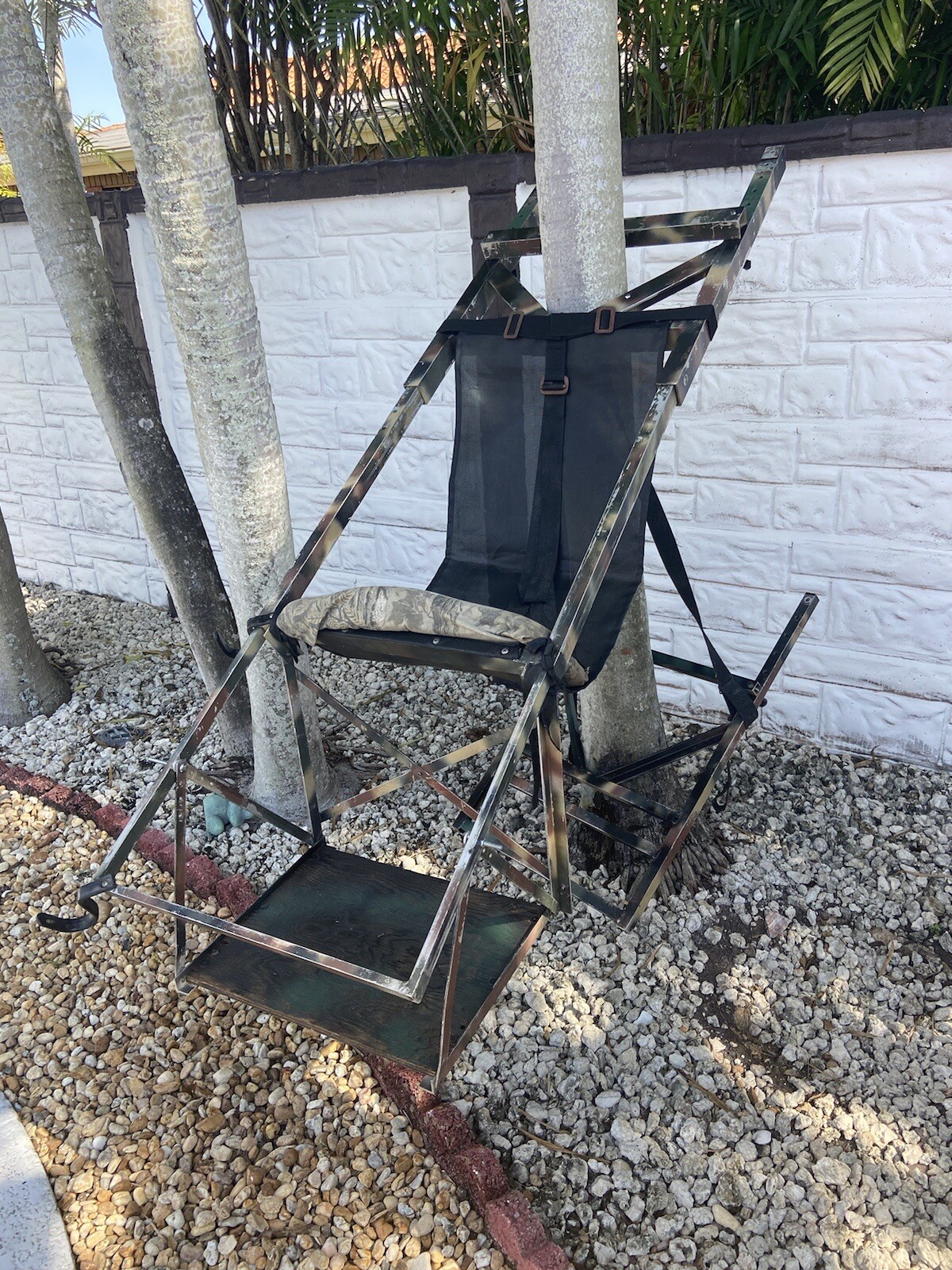 Tree Lounge Tree Stand (Early Model) With Archer Stand and Rifle Hooks