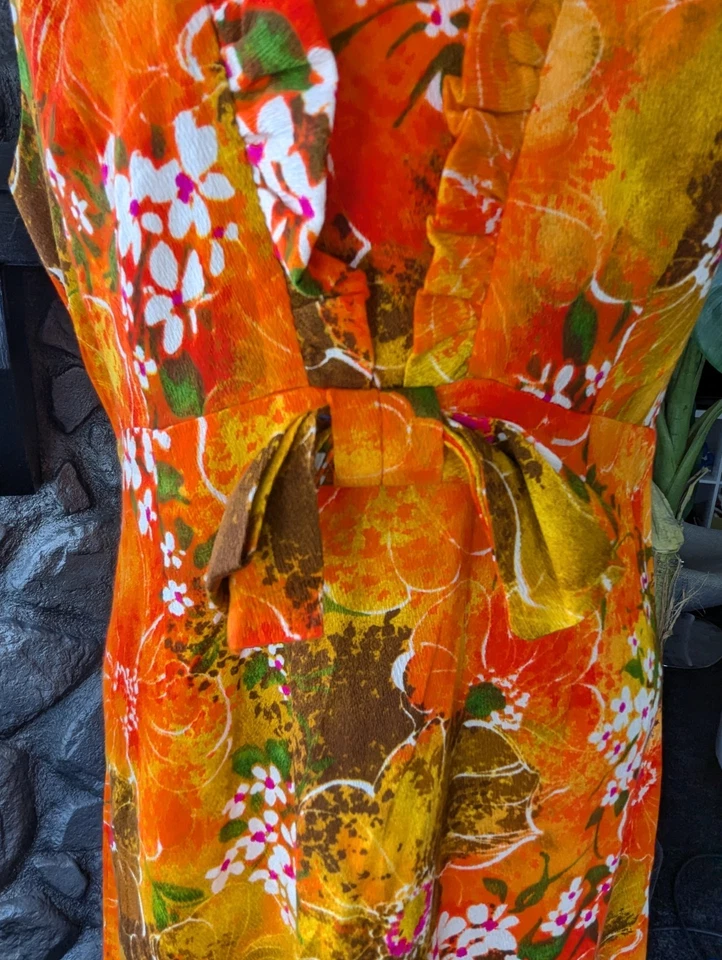 Vestido havaiano vintage anos 60 bazar polinésio MuuMuu laranja marrom babados tamanho 12 - Imagem 4 de 4