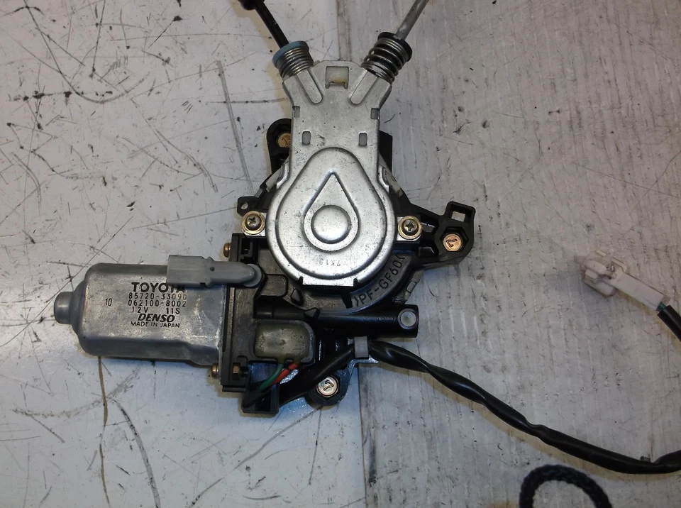 Motor regulador ventana trasera derecha Lexus ES300 1997-2001 85710-33090 OEM BS60864 Foto 2 de 4