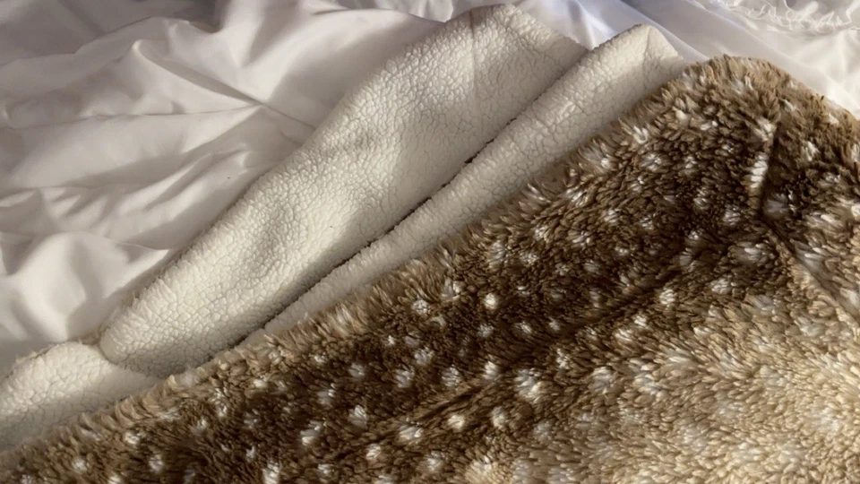 Manta de cervatillo de piel sintética viral de Cozy Bliss Foto 3 de 4