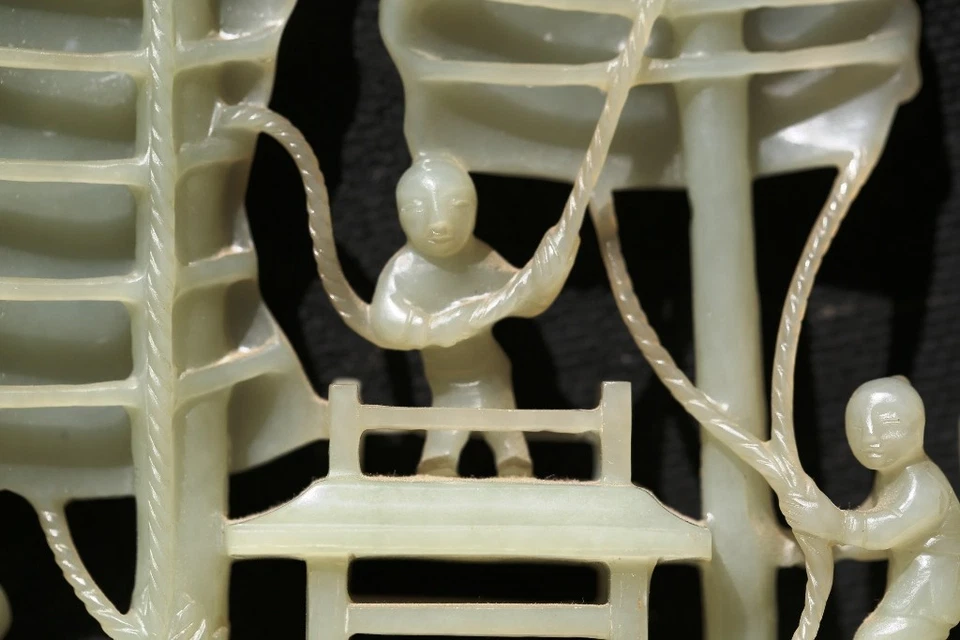 A095 A Fine and Intricate Chinese Carved Celadon Jade Ship, late Qing Dynasty - Image 4 of 4