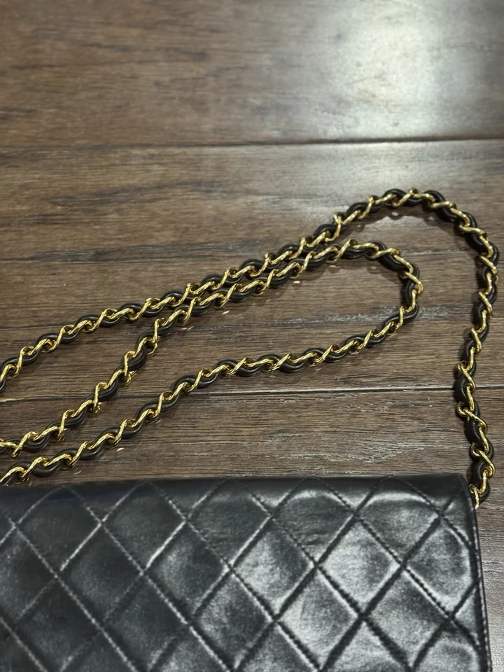 Mini Bolso De Colección CHANEL Clásico Logo CC Negro Acolchado Piel de Cordero Solapa Única GHW  Foto 4 de 4