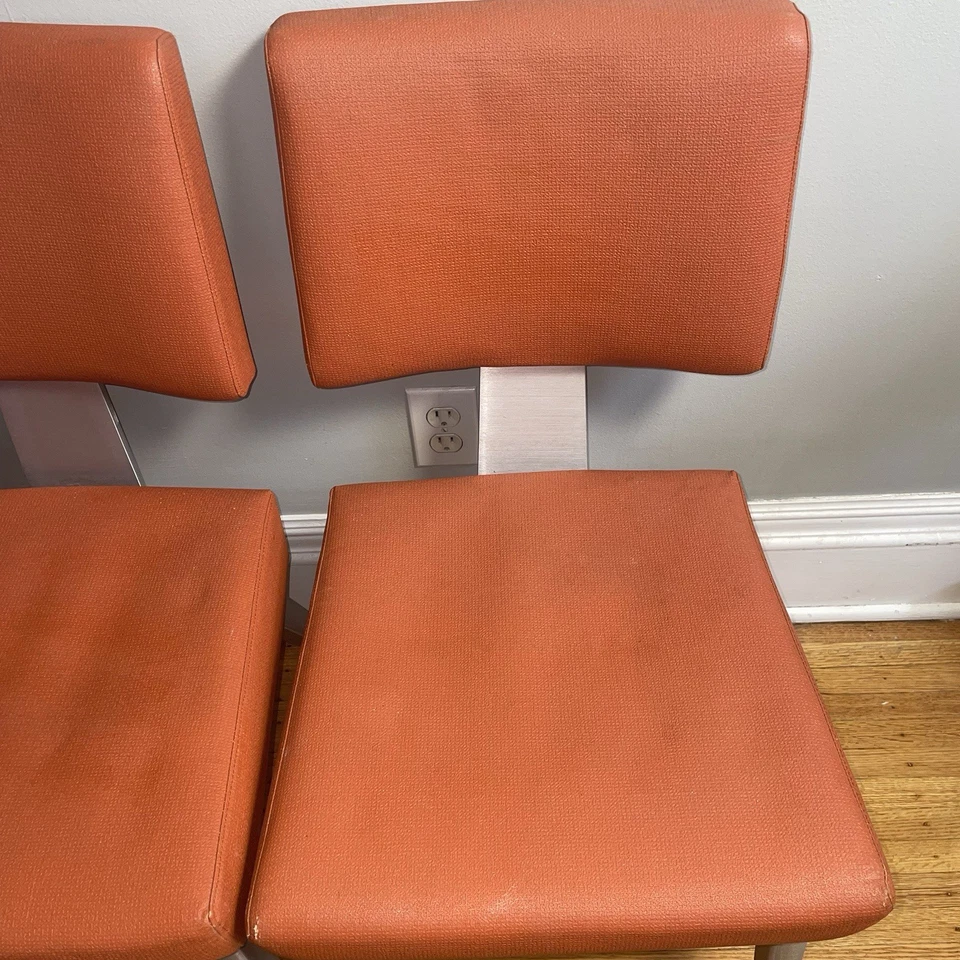 Par de sillas de aluminio ignífugas generales de mediados de siglo naranja quemado de buena forma Foto 4 de 4