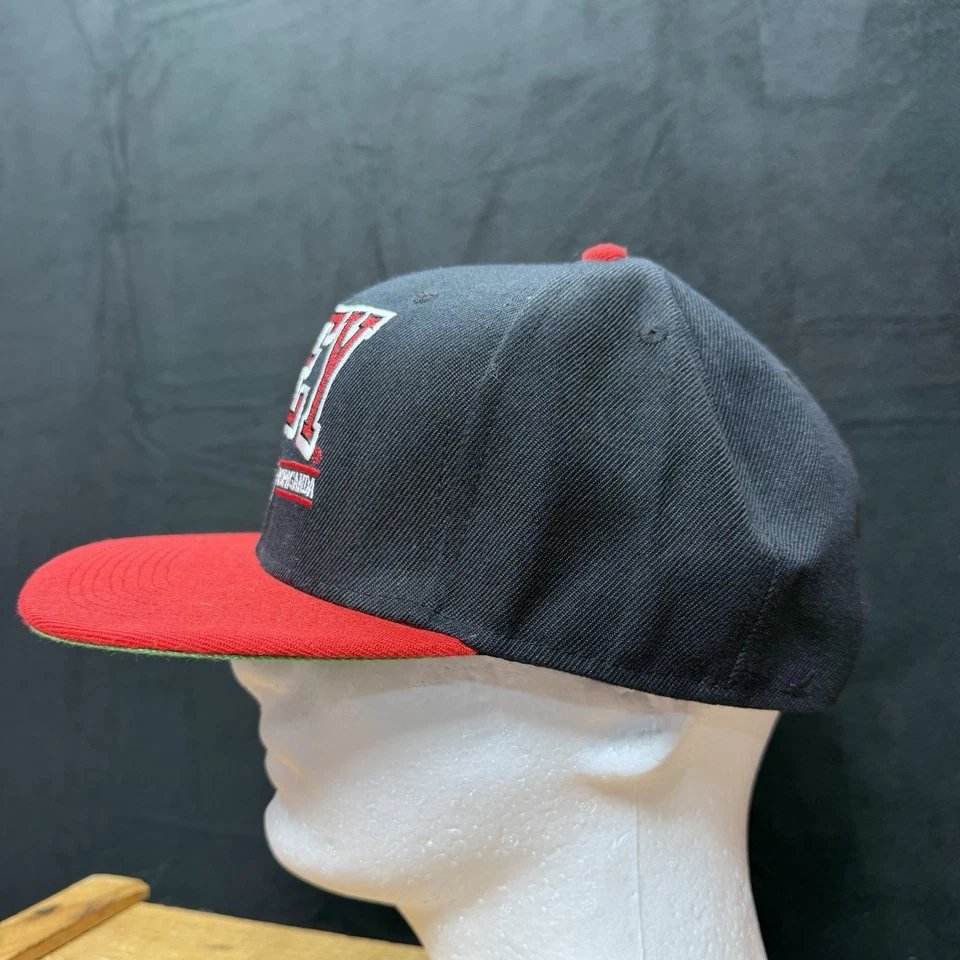 Chapéu Snapback Logotipo Bordado Propaganda Mundial Obey Preto Vermelho Boné Streetwear - Imagem 3 de 4