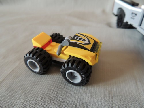 2 Collectible Play Mobil cars- a big truck 4x4 14cmx6cm and a small - Picture 9 of 9
