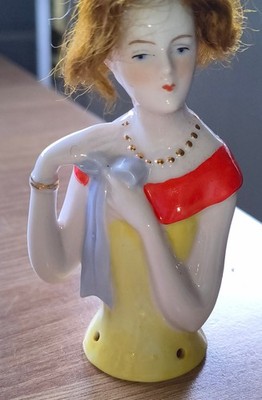 Seltene deutsche Nadelkissen Puppe mit Mohair Perücke, Haube mit Goldglanz Perlen schön