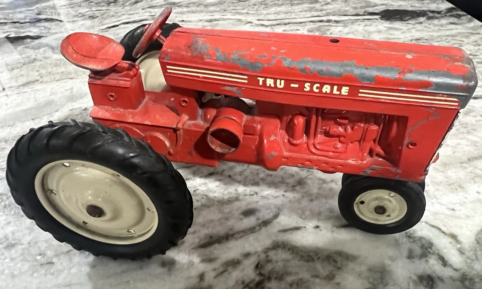 Tru Scale 1:16 Scale Red Tractor Farm Toy Vintage USA Narrow Front - Image 2 of 4