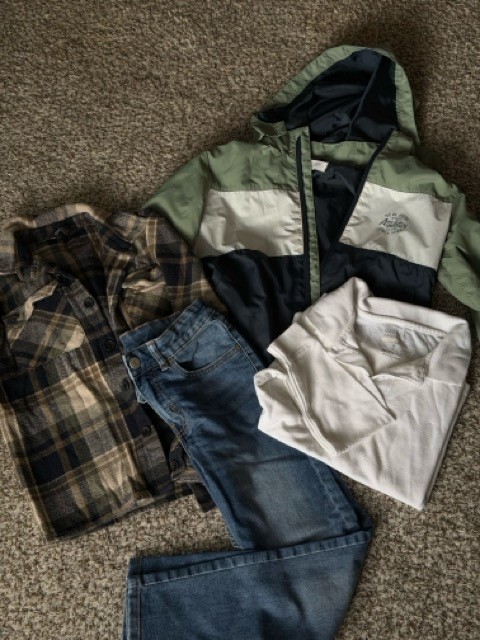 chlothes for kids 7-8 years old 4 units  of clothing jacket,jeans,t-shirt,shirt