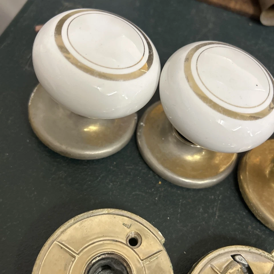 White Gainsborough Interior Classic Ceramic Door Knobs Gold Baseplates. - Image 4 of 4