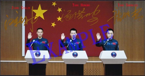 China 2023-10-26 ShenZhou-17 Tripulación, Astronautas Tang/Tang/Jiang Orig. Foto firmada - Imagen 2 de 2