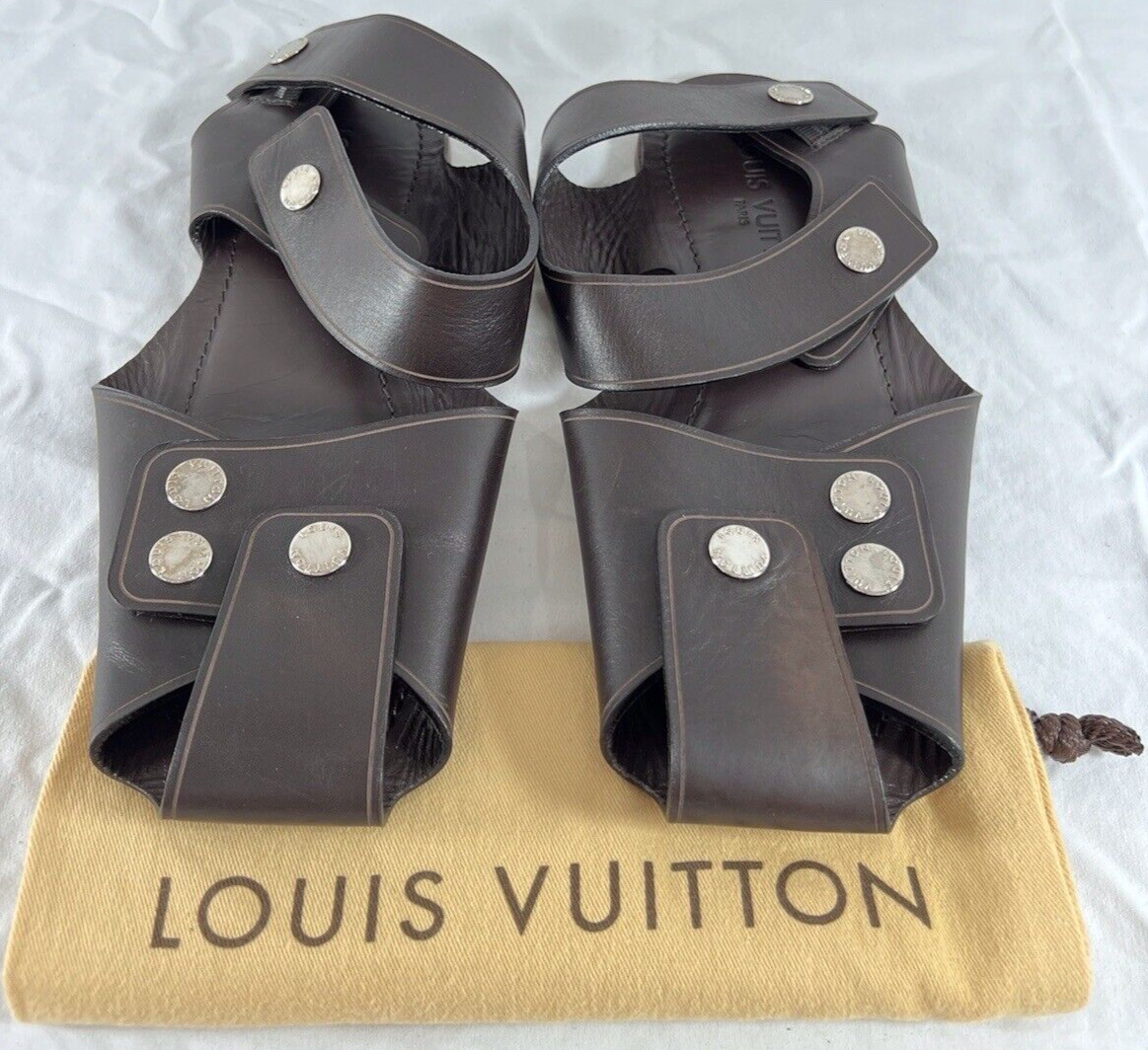 LOUISVUITTON ブラウン プレート レザー サンダル　8.5 LOUIS VUITTON Brown Leather Strappy Serengeti Sandals Made