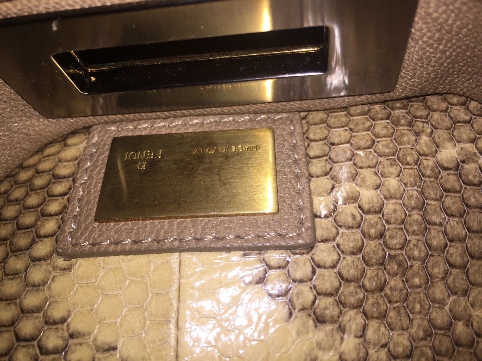 Fendi Peekaboo Large Grey con interni in pitone.