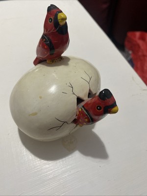 EINZIGARTIGES KERAMIK EI MIT SCHLÜPFENDEN ROTEN KARDINALVÖGELN Ornament 2 SIGNATUREN 4''