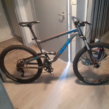 GT mtb downhill bike    27.5 inch wheels  flat bar ecf. ends a bearing on stem 