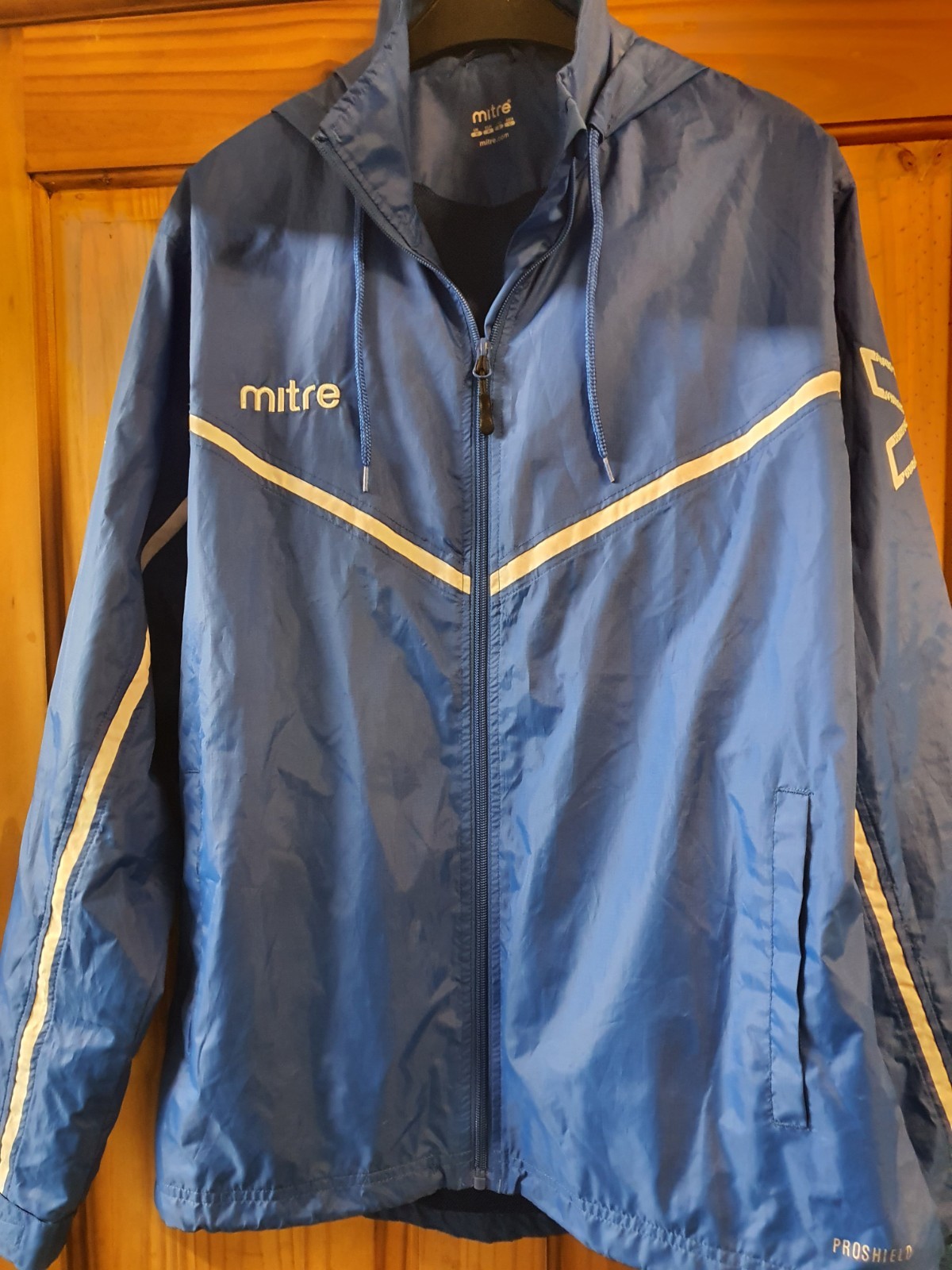 Mitre Anorak Hombre, Azul y Blanco, Mediano, Cremallera Frontal y Bolsillos, Capucha.
