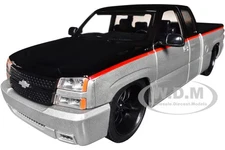 2006 CHEVROLET SILVERADO CUSTOM PICKUP SILVER & BLACK 1/25 BY MOTORMAX 79039