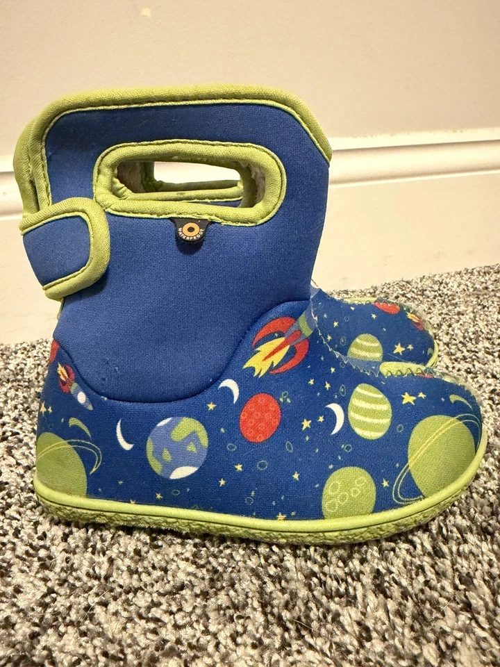 Botas Baby Bogs Talla 8 Niño Pequeño Azul Verde Barco Cohete Planetas Soace Exterior Foto 2 de 4