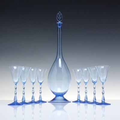 Äußerst seltenes Set mit acht blauen Astrid Schnapsgläsern & Karaffe um 1922-65