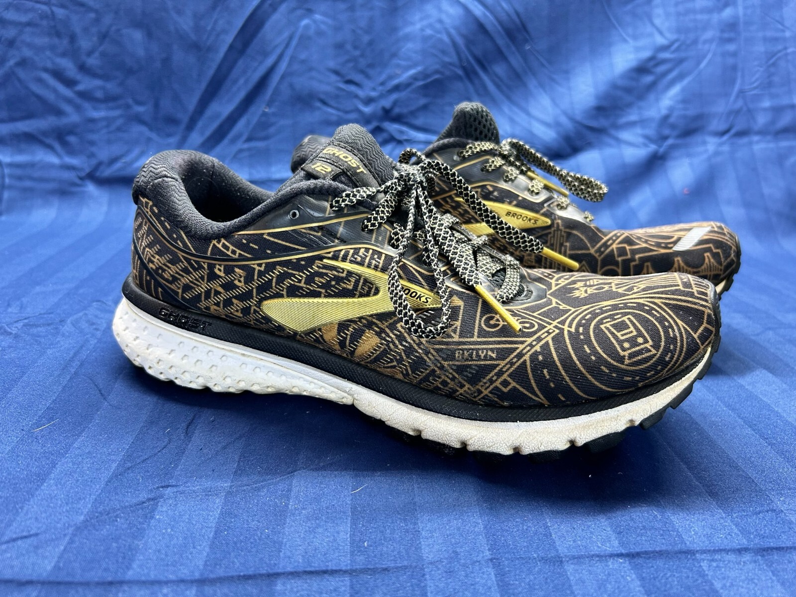 Brooks Running Shoes GHOST 12 New York City NYC Woman's Size 6.5 Black and Gold-image
