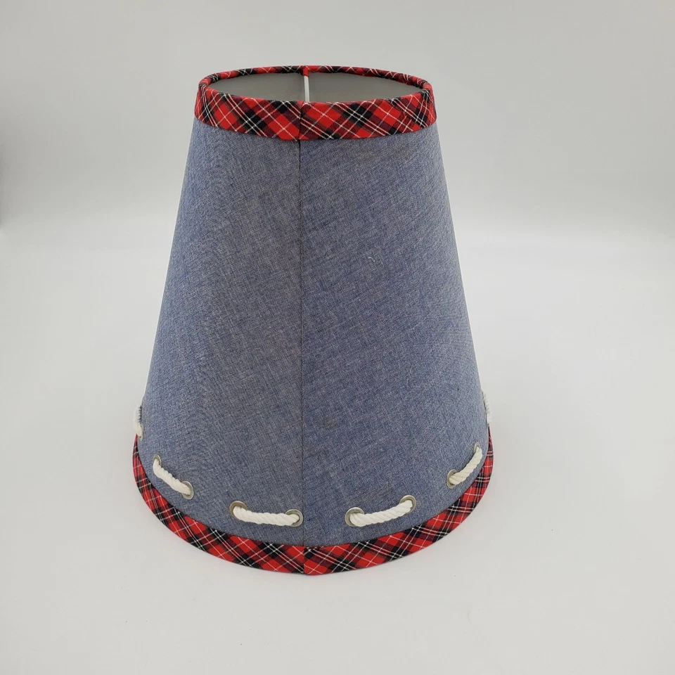 Pantalla de lámpara Pottery Barn Kids azul con borde a cuadros rojos y detalle de cuerda Foto 2 de 4