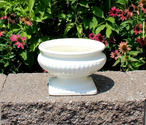 1999 Haeger Cream Ribbed Round Footed Table Planter Artificial Flowers 956-36