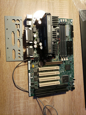 Vintage E139761 Mainboard mit Intel Pentium II und Blende, B10