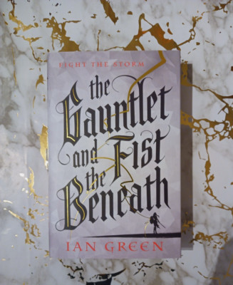 The Gauntlet and the Fist Beneath Ian Green Numerierte und Signierte Ausgabe
