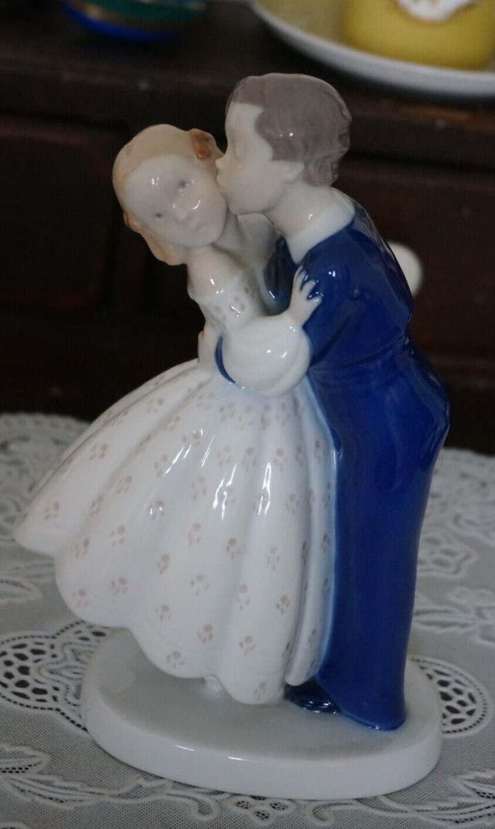 VINTAGE B&G Bing & Grondahl Figurine First Kiss #2162 VINTAGE B&G Bing & Grondahl Figurine First Kiss #2162