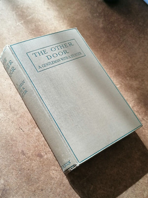 Ein Gentleman with a Duster (Pseudo. Harold Begbie) THE OTHER DOOR Mills&Boon 1926
