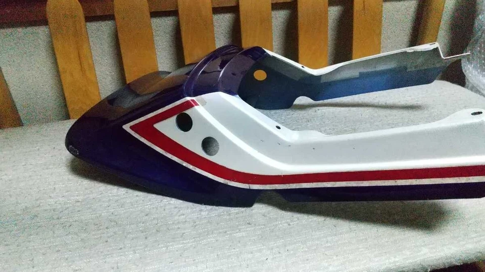 Capucha trasera Honda CB1100F con orificios de montaje de barra de palo usada con arañazos menores Foto 3 de 4