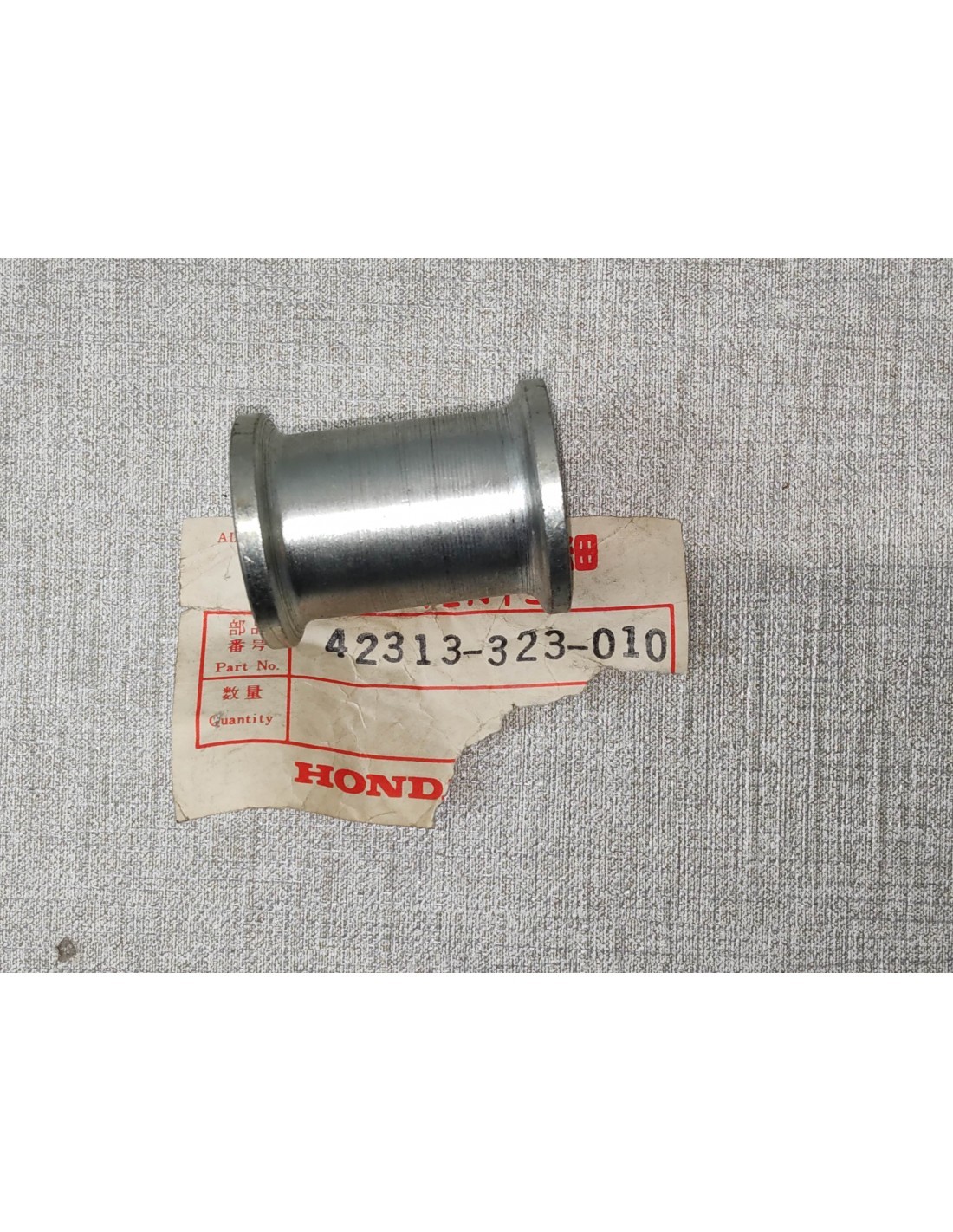 Entretoise droite de roue AR en acier conforme origine HONDA CB500