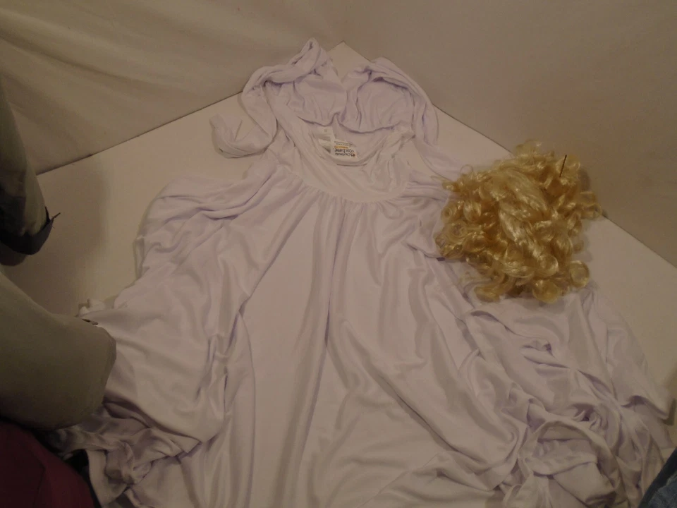 Halloween California Costume Movie Star Marilyn with Wig Womens size Large - Image 3 of 3
