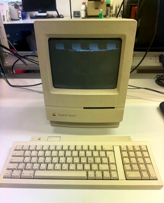 Apple Macintosh Classic M4150 Vintage Computer mit Tastatur   Schaltet Ein